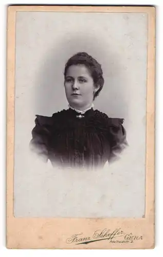 Fotografie Franz Scheffer, Gera, Portrait bürgerliche Dame in zeitgenössischer Kleidung