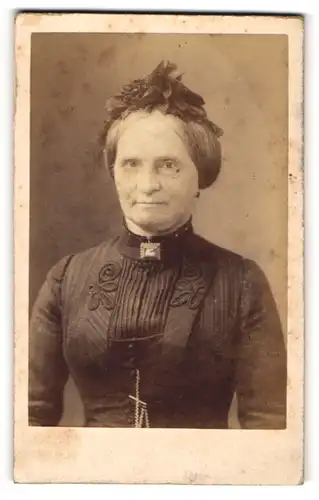 Fotografie unbekannter Fotograf und Ort, Portrait ältere Dame mit Haube und Kragenbrosche