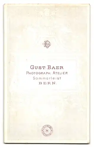 Fotografie Gust. Baer, Bern, Portrait eleganter Herr mit Brille und Schnurrbart