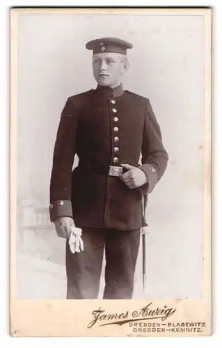 Fotografie James Aurig, Dresden-Blasewitz, Soldat in Uniform mit Bajonett