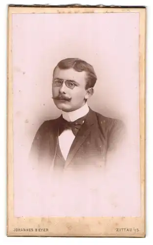 Fotografie Johanes Beyer, Zittau i. S., Portrait Edelmann mit Zwicker und Schnauzbart