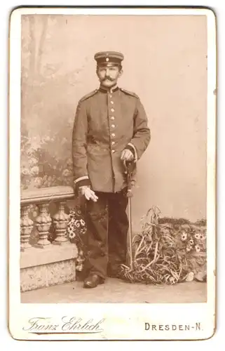Fotografie Franz Ehrlich, Dresden, Unteroffizier in Uniform mit Säbel, Schulterstück Rgt. 12