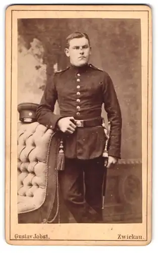 Fotografie Gustav Jobst, Zwickau, junger Soldat in Uniformmit Bajonett