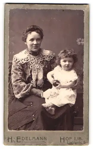 Fotografie H. Edelmann, Hof i. B., junge Mutter mit niedlicher Tochter auf dem Arm