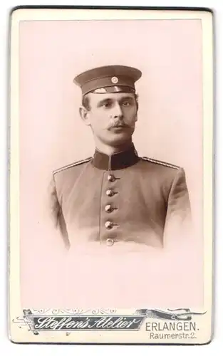 Fotografie Steffens Atelier, Erlangen, Soldat in Uniform mit Schirmmütze