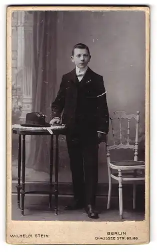 Fotografie Wilhelm Stein, Berlin, Junger Mann im Anzug mit weisser Fliege