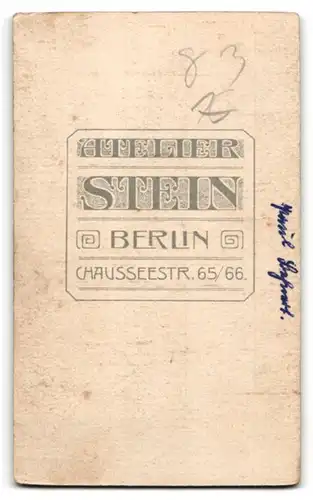 Fotografie Wilhelm Stein, Berlin, Junger Mann im Anzug mit weisser Fliege