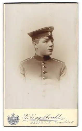 Fotografie G. Engelbrecht, Bayreuth, Junger Soldat in Uniform mit Schirmmütze