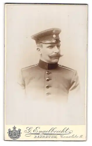 Fotografie G. Engelbrecht, Bayreuth, Soldat in Uniform mit Schirmmütze