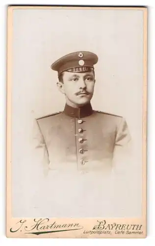 Fotografie J. Hartmann, Bayreuth, Soldat in Uniform mit Schirmmütze
