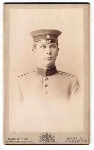 Fotografie Hans Brand, Bayreuth, Junger Soldat in Uniform mit Schirmmütze