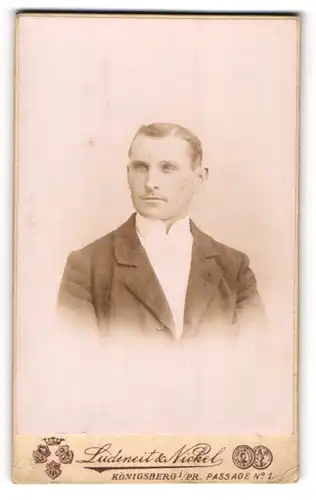 Fotografie Ludeneit & Nickel, Königsberg i. Pr., Mann im Anzug