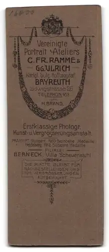 Fotografie C. Fr. Ramme & Gg. Ulrich, Bayreuth, Portrait junge Dame im eleganten Kleid an Stuhl gelehnt