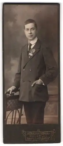 Fotografie Hermann Böbers, Berlin-Neukölln, Portrait junger Mann in Anzugjacke mit Krawatte