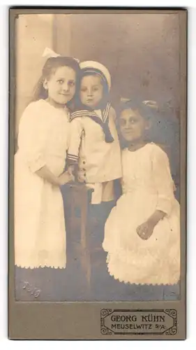 Fotografie Georg Kühn, Meuselwitz S / A., Portrait kleiner Junge im Matrosenanzug mit zwei Mädchen