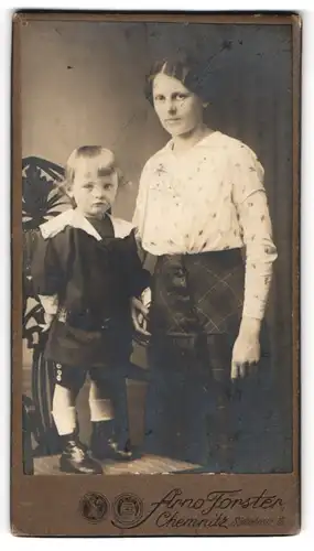 Fotografie Arno Förster, Chemnitz, Portrait junge Dame in modischer Bluse mit Kleinkind an der Hand