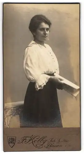 Fotografie F. Kolby, Plauen i / V., Portrait junge Dame in weisser Bluse mit Zeitung