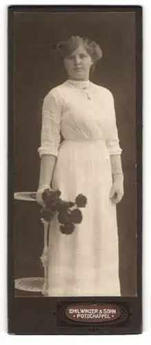 Fotografie Emil Winzer & Sohn, Potschappel, Portrait junge Dame im weissen Kleid mit Blumen