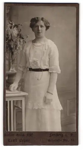 Fotografie Ernst Oehme, Freiberg i. S., Portrait junge Dame in weisser Kleidung mit Handschuhen