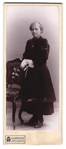 Fotografie A. Wertheim, Berlin, Portrait junge Dame im eleganten Kleid mit Buch