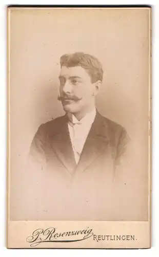 Fotografie P. Rosenzweig, Reutlingen, Mann im Anzug mit Oberlippenbart