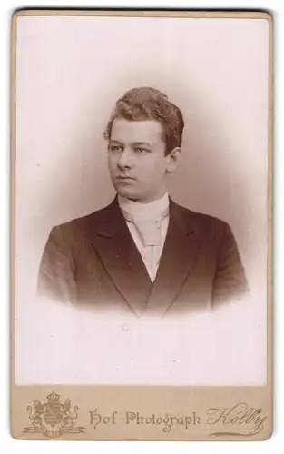 Fotografie Kolby, Plauen i. V., Junger Mann im Anzug mit Krawatte