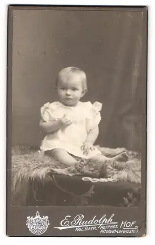 Fotografie E. Rudolph, Hof i. B., Kleines Mädchen im weissen Nachthemd