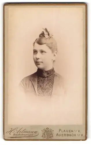 Fotografie Heinrich Axtmann, Plauen i. V., Junge Frau im eleganten Kleid