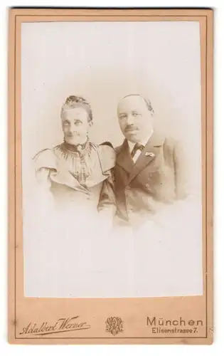 Fotografie Adalbert Werner, München, Älteres Paar in eleganter Sonntagskleidung