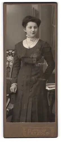 Fotografie Atelier Petzold, Brandenburg a. H., Frau im eleganten Kleid mit Hand in der Tasche