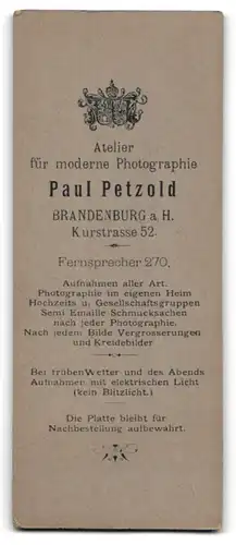 Fotografie Atelier Petzold, Brandenburg a. H., Frau im eleganten Kleid mit Hand in der Tasche