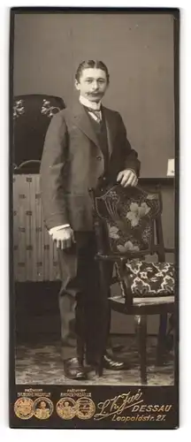 Fotografie L. K. Jué, Dessau, Mann im Anzug mit Oberlippenbart