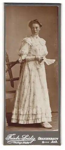 Fotografie Friedr. Leidig, Oranienbaum, Hübsche Frau im weissen Kleid