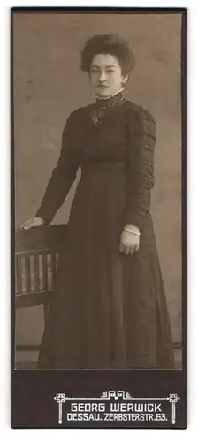 Fotografie Georg Werwick, Dessau, Frau im eleganten dunklen Kleid