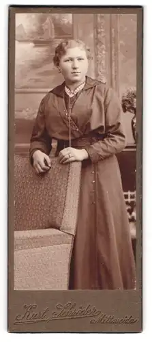 Fotografie Kurt Schröder, Mittweida, Frau im eleganten Kleid mit Hand auf Lehne