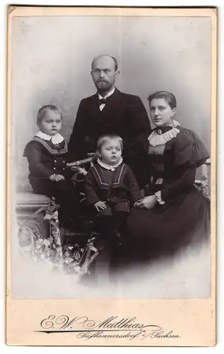 Fotografie E. W. Matthias, Seifhennersdorf i / Sachsen, Portrait bürgerliches Paar mit zwei kleinen Kindern