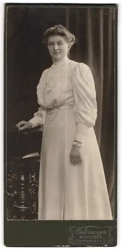 Fotografie F. X. Ostermayr`s Söhne, München, Portrait weiss gekleidete Dame an Sockel gelehnt