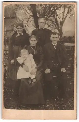 Fotografie unbekannter Fotograf und Ort, Portrait bürgerliche Familie mit kleiner Tochter