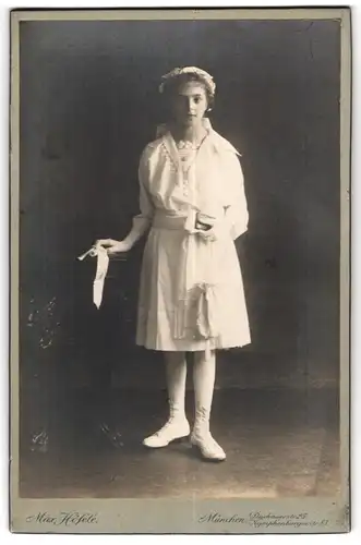 Fotografie Max Höfele, München, Portrait Kommunikantin mit Gebetsbuch