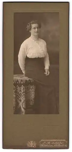 Fotografie J. B. Schäfer, Wiesbaden, Portrait junge Frau in weisser Bluse auf Tisch sitzend