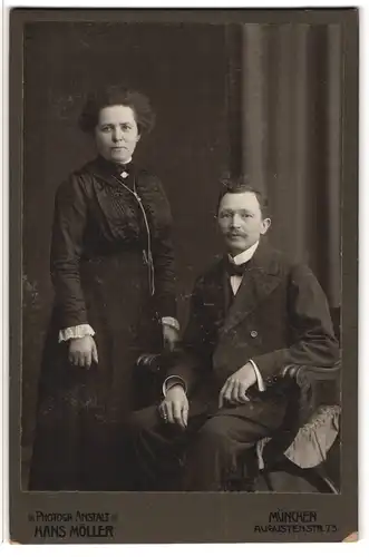 Fotografie Hans Möller, München, Portrait bürgerliches Paar in eleganter Kleidung
