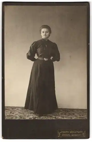 Fotografie Jos. Weidinger, Grassau / Oberbayern, Portrait junge Dame in schwarzer Kleidung mit Kreuzkette