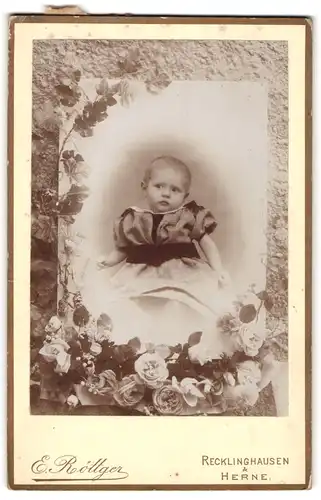 Fotografie E. Röttger, Recklinghausen, Portrait niedliches Kleinkind im hübschen Kleid
