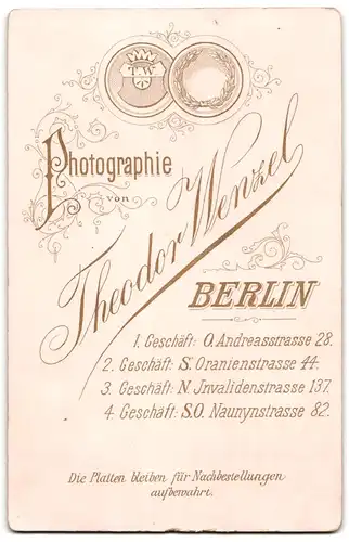 Fotografie Theodor Wenzel, Berlin, Portrait bürgerliches Paar und Sohn mit Gewehr