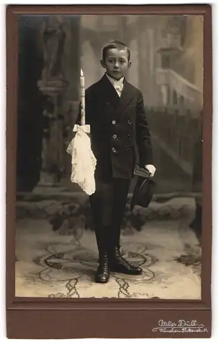 Fotografie Atelier Düll, München, Portrait Kommunikant mit Kerze und Gebetsbuch