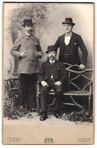 Fotografie J. Scharmann, Wiesbaden, Portrait drei Männer mit Hüten
