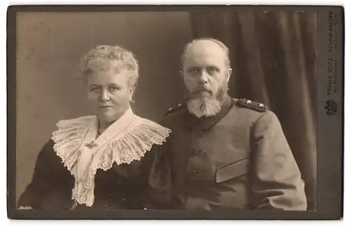 Fotografie Franz Stitz, Schmalkalden, Portrait älterer Herr in Dienstkleidung und Gattin