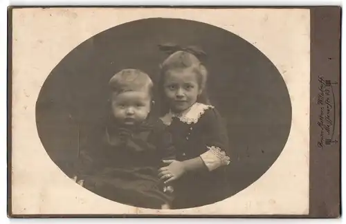 Fotografie Bruno Mattner, Wilsdruff, Portrait Kleinkind und Mädchen mit Haarschleife