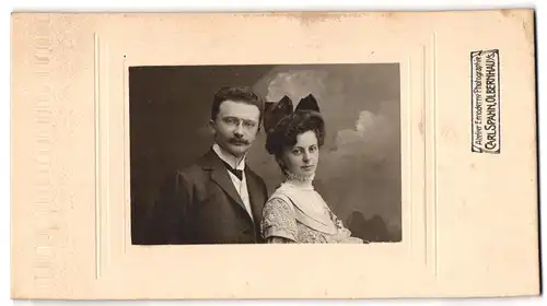 Fotografie Carl Spahn, Olbernhau i/S, Portrait Herr mit Zwicker und junge Dame mit Haarschleife
