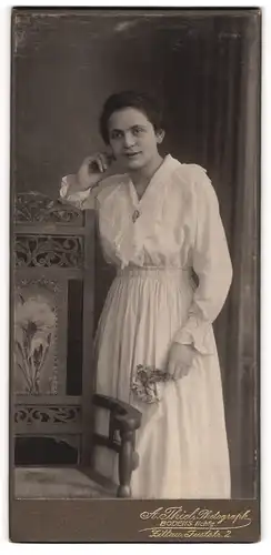 Fotografie A. Thiel, Zittau, Hübsche Frau im weissen Kleid mit Blumen